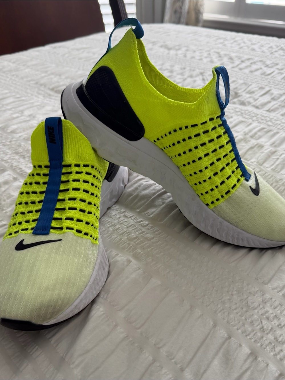 Nike Mens React Phantom Run Flyknit Slip-On Sneakers in Neon Yellow Mens 9.5